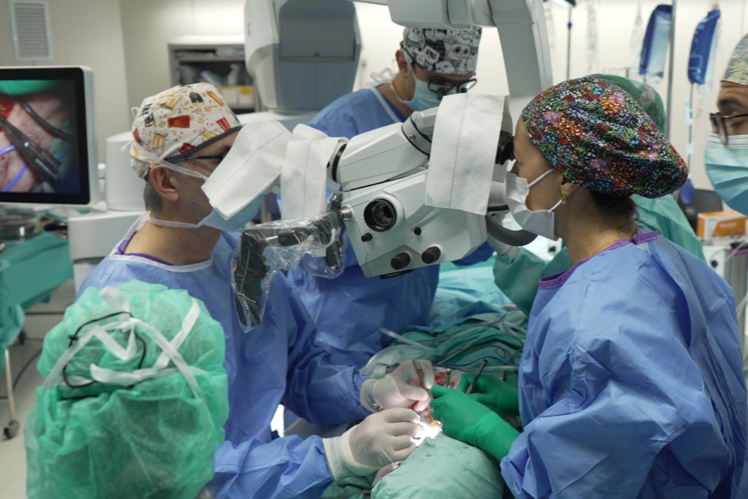 Un momento del trasplante de cara que ha dirigido en el Hospital Vall d´Hebron el cirujano Joan Pere Barret. Foto: VALL D'HEBRON.